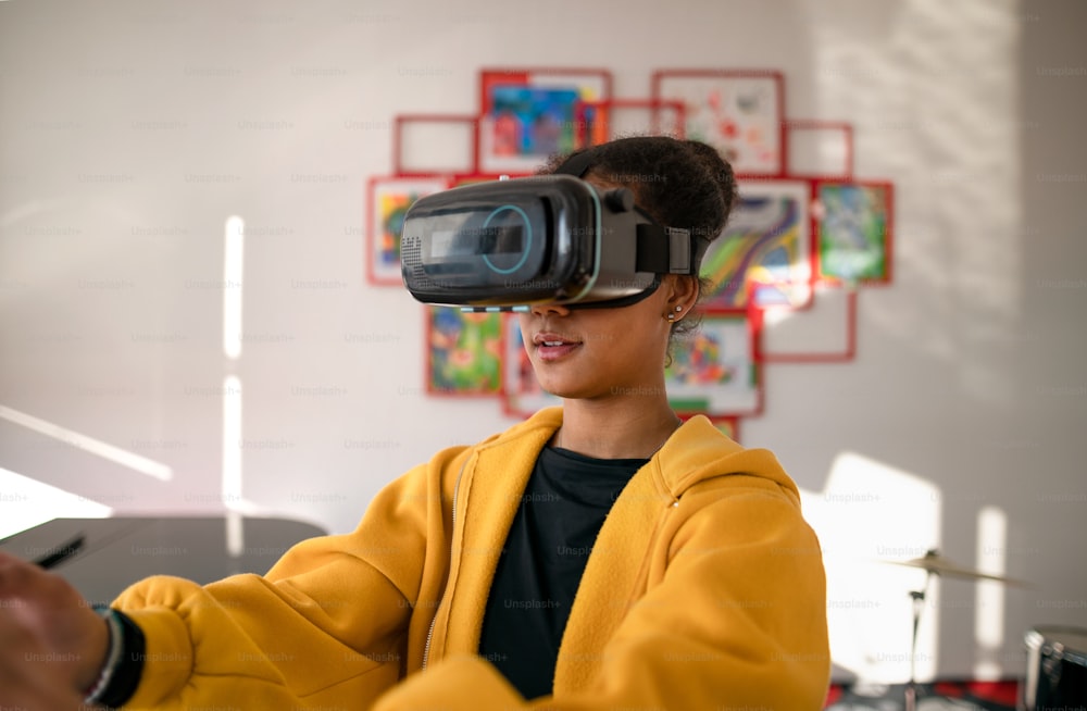 Ein glücklicher Schüler mit Virtual-Reality-Brille in der Schule im Informatikunterricht