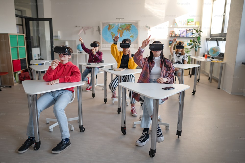 Alunos com óculos VR sentados em carteiras de sala de aula, vista frontal.