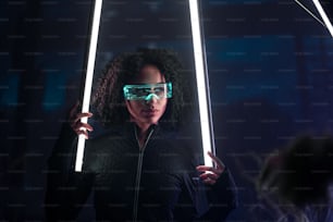 Tecnologia del mondo cibernetico digitale del metaverso, una giovane donna con occhiali intelligenti, stile di vita futuristico