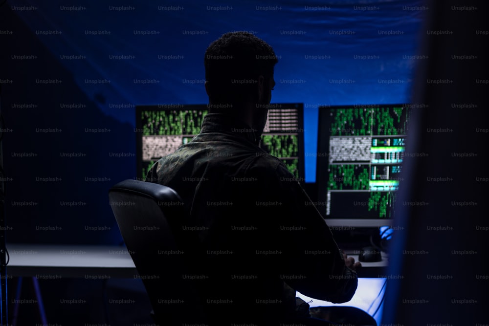 Um hacker anônimo na universidade militar na dark web, conceito de cyberwar.