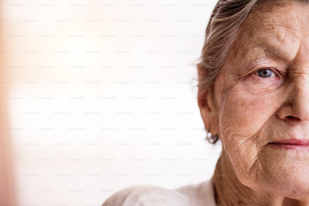 Ritratto di una donna anziana felice a casa. Primo piano. Copia spazio.
