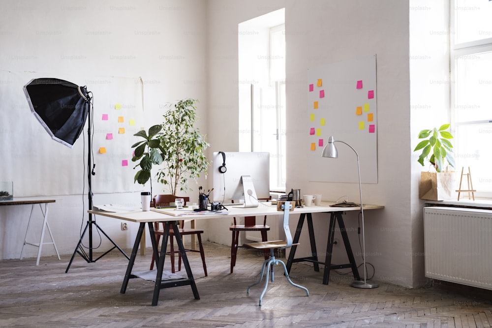 L’intérieur d’un bureau moderne vide ou d’un studio après le travail.