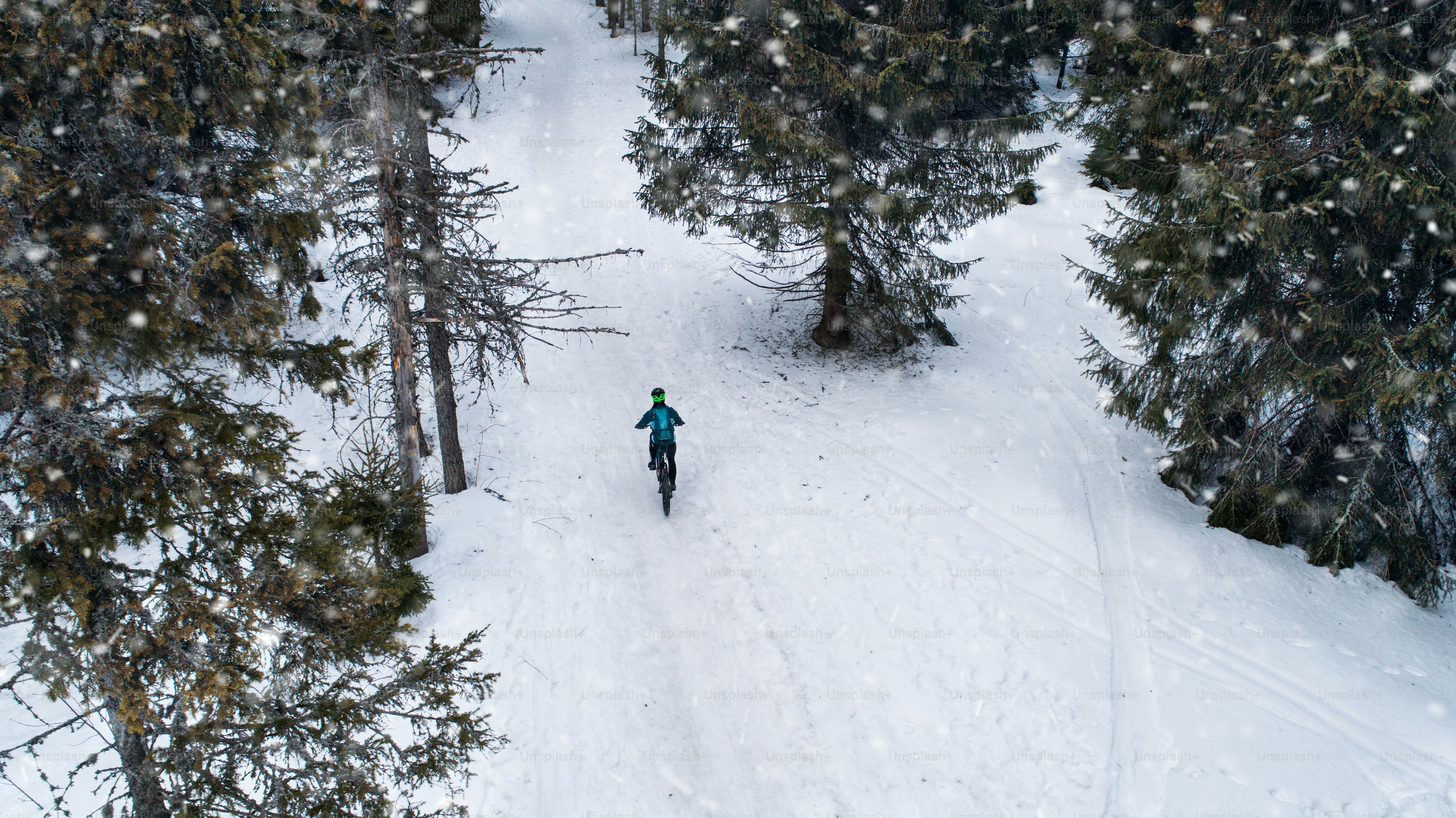 Few images capture the verve, energy, and tension of human life better than sports images. Capturing bodies in motion is no easy feat, so Unsplash has curated an only-the-finest selection of sporting images that cover everything from yoga and dancing to football and baseball