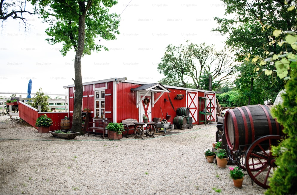 여름날 시골 빨간색과 흰색 농장 건물.