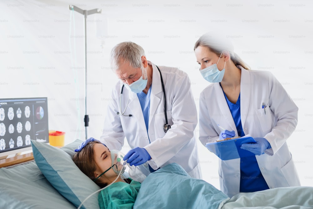 病院のベッドに横たわっている検疫中の医師と感染患者、コロナウイルスの概念。