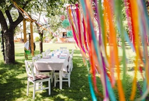 Eine Tischgarnitur für Kinder Geburtstagsfeier im Freien im Garten im Sommer, Feierkonzept.