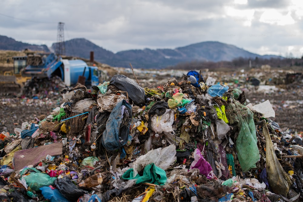 Montones de residuos en vertederos, concepto ambiental. Espacio de copia.