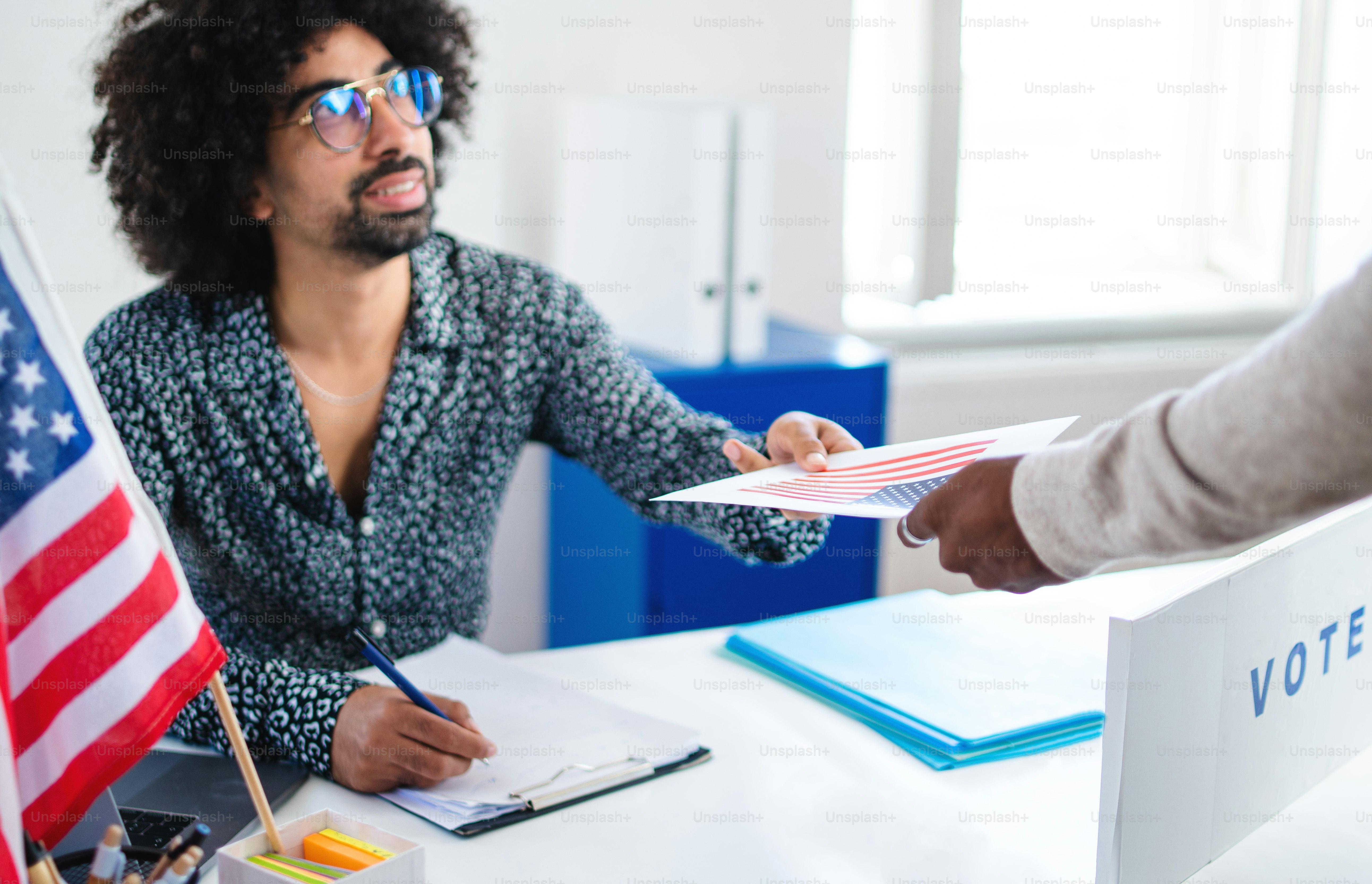 Grupo de personas votando en el lugar de votación, elecciones de EE. UU. y coronavirus.