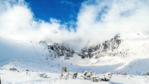 슬로바키아의 하이 타트라스에 있는 눈 덮인 스키 슬로프의 파노라마 전망.