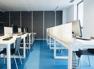 도서관이나 사무실에있는 학생들을위한 현대적인 넓은 컴퓨터 실의 내부.