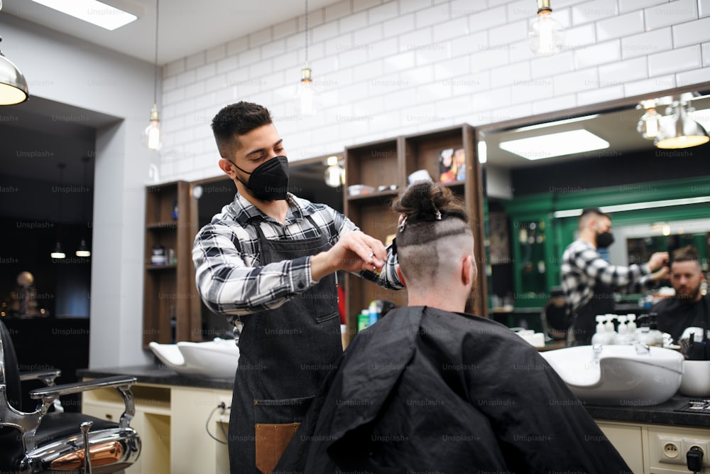 Homem cliente visitando haidresser e cabeleireiro em barbearia, coronavírus e novo conceito normal.