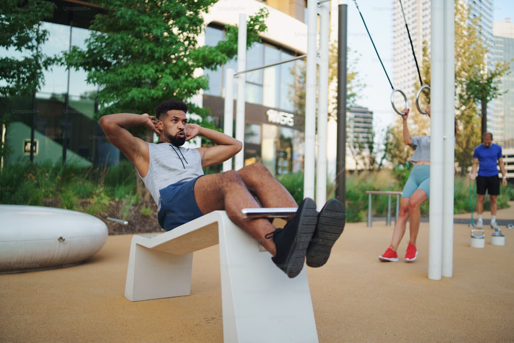 Un jeune homme faisant de l’exercice en plein air en ville, de l’exercice et un concept de mode de vie sain.