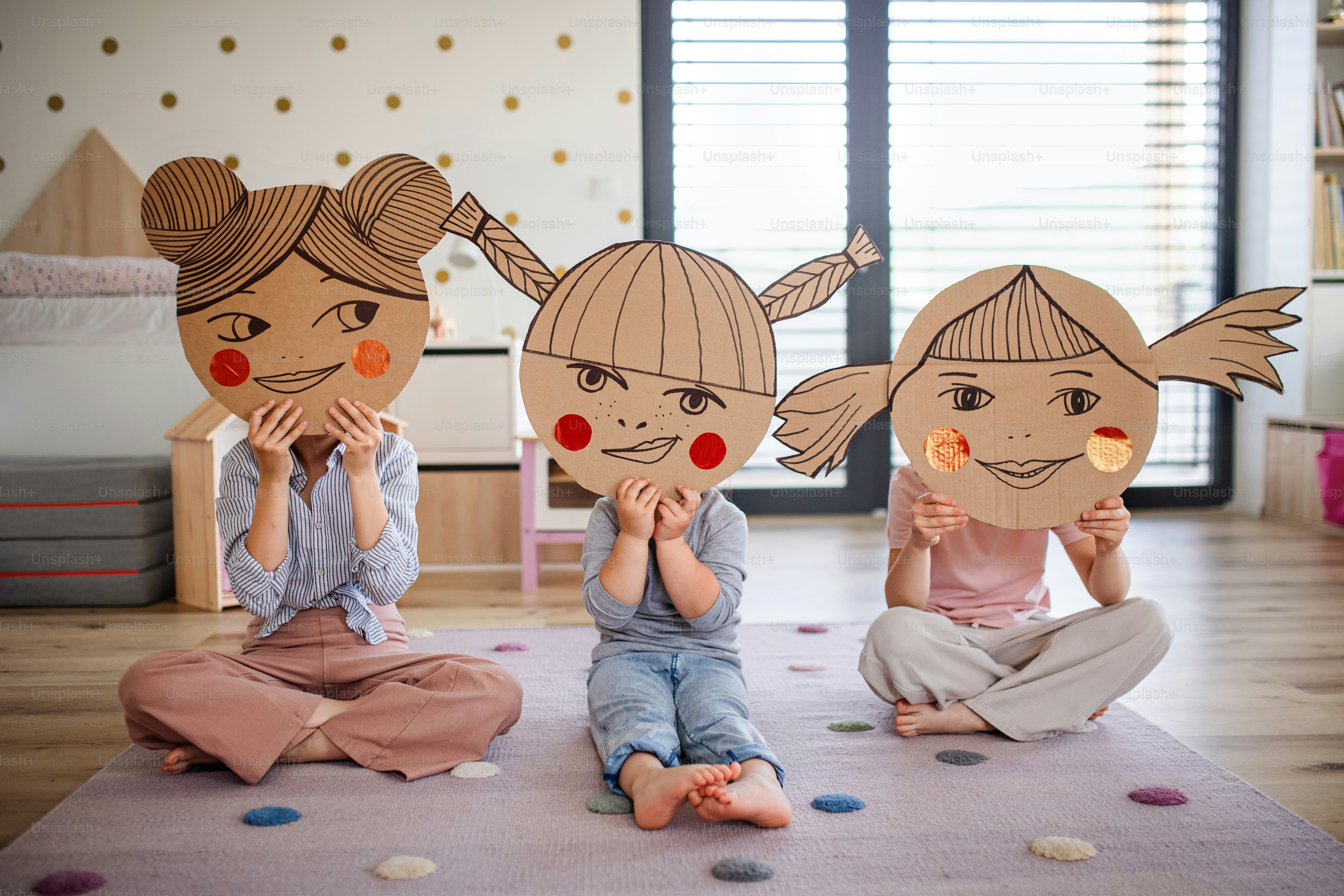 3人の女の子姉妹が家で遊んでいるポートレート