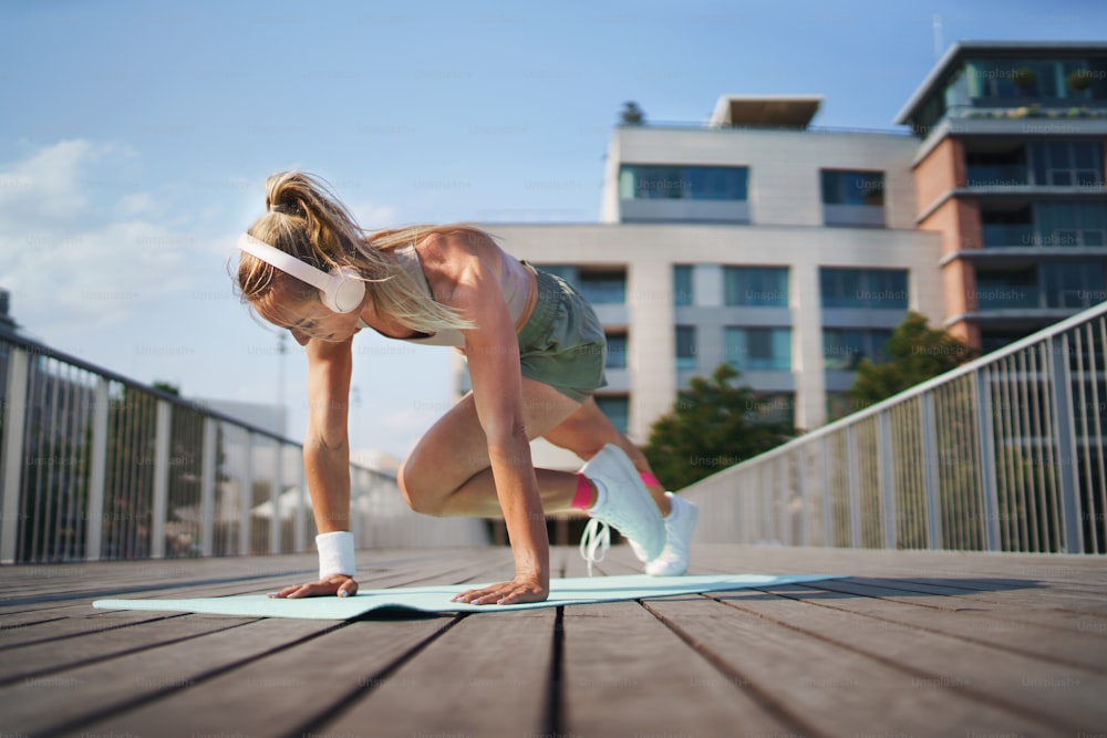 Una mujer adulta media que hace ejercicio al aire libre en la ciudad, concepto de estilo de vida saludable.