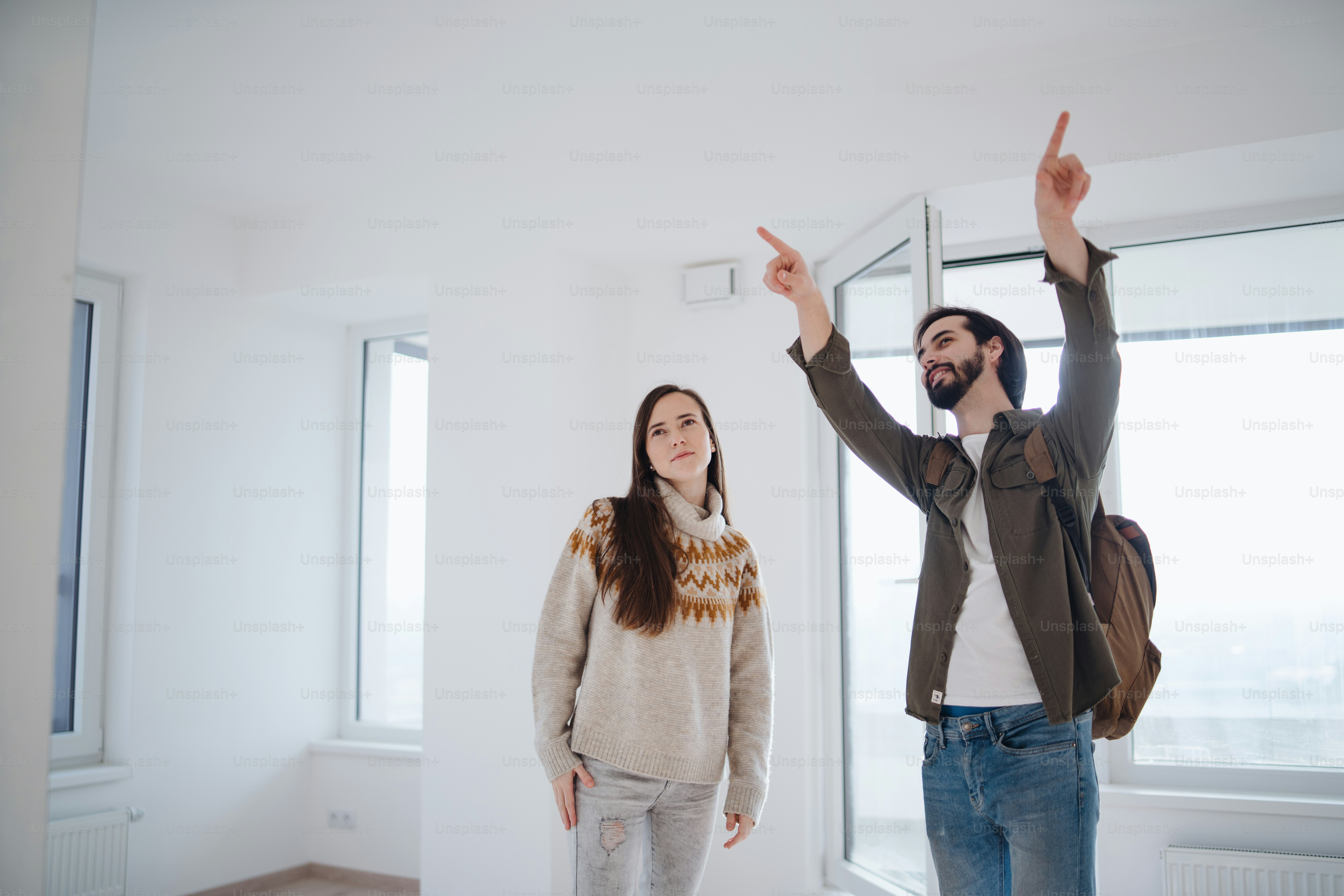 若いカップルが新しいアパート、新しい家、引っ越しのコンセプトを計画し、引っ越します。