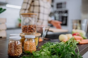 Un alimento local sin envasar en un envase de residuo cero en la encimera de la cocina de casa.