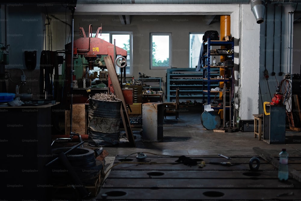 Un ancien atelier de mécanique avec des outils et des machines