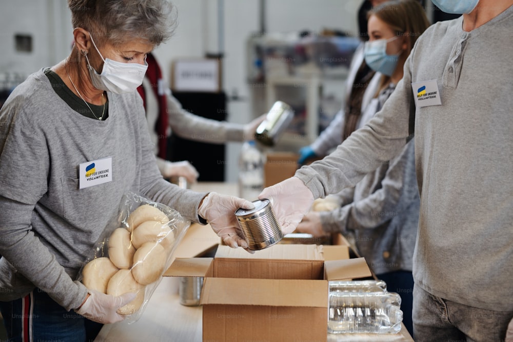 Un grupo de voluntarios recoge donaciones para los refugiados ucranianos, concepto de ayuda humanitaria.