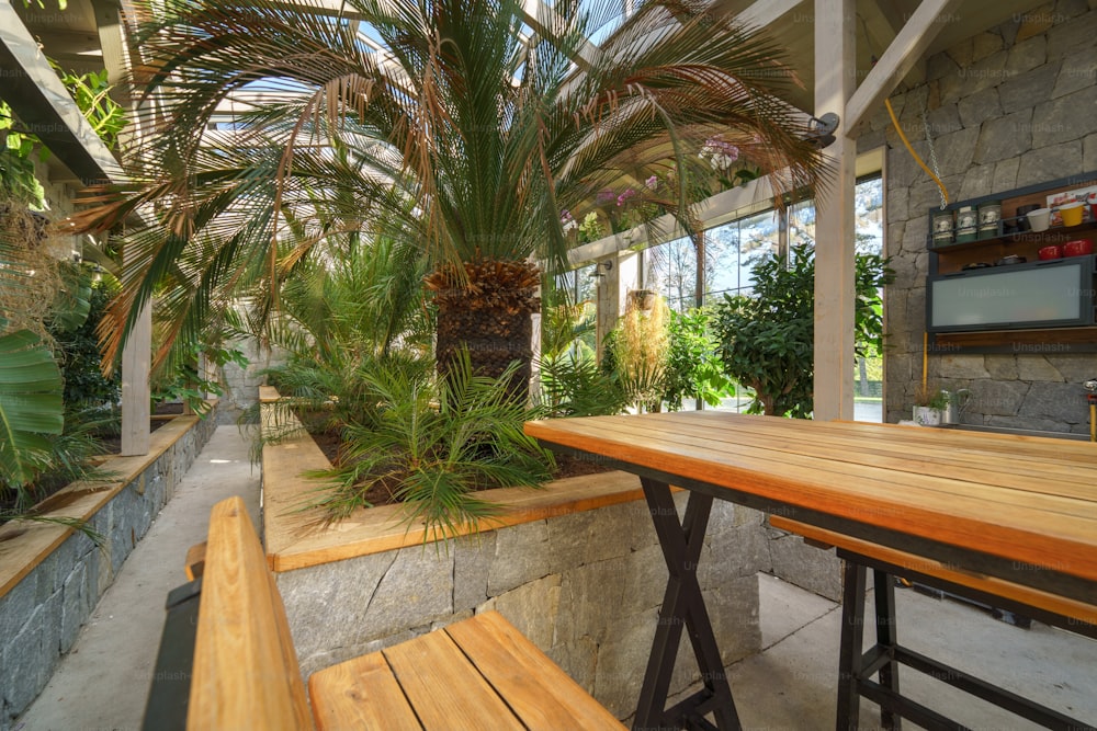 Um moderno restaurante terraço interior no verão