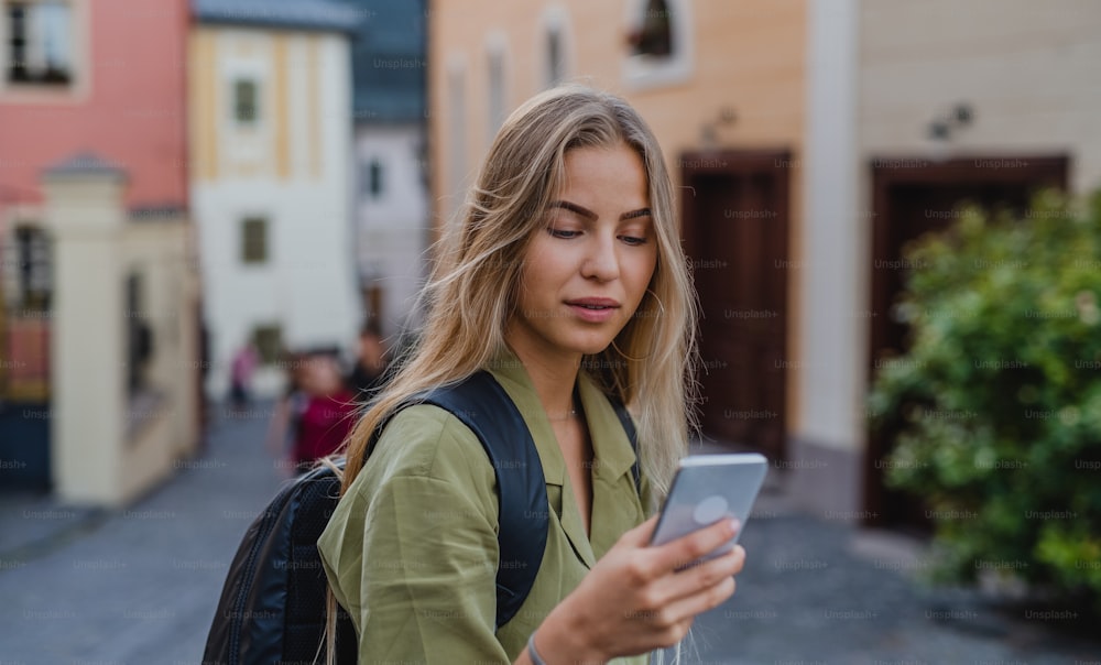 Glückliche junge Frau Tourist im Freien auf Ausflug in der Stadt, Selfie mit Smartphone.