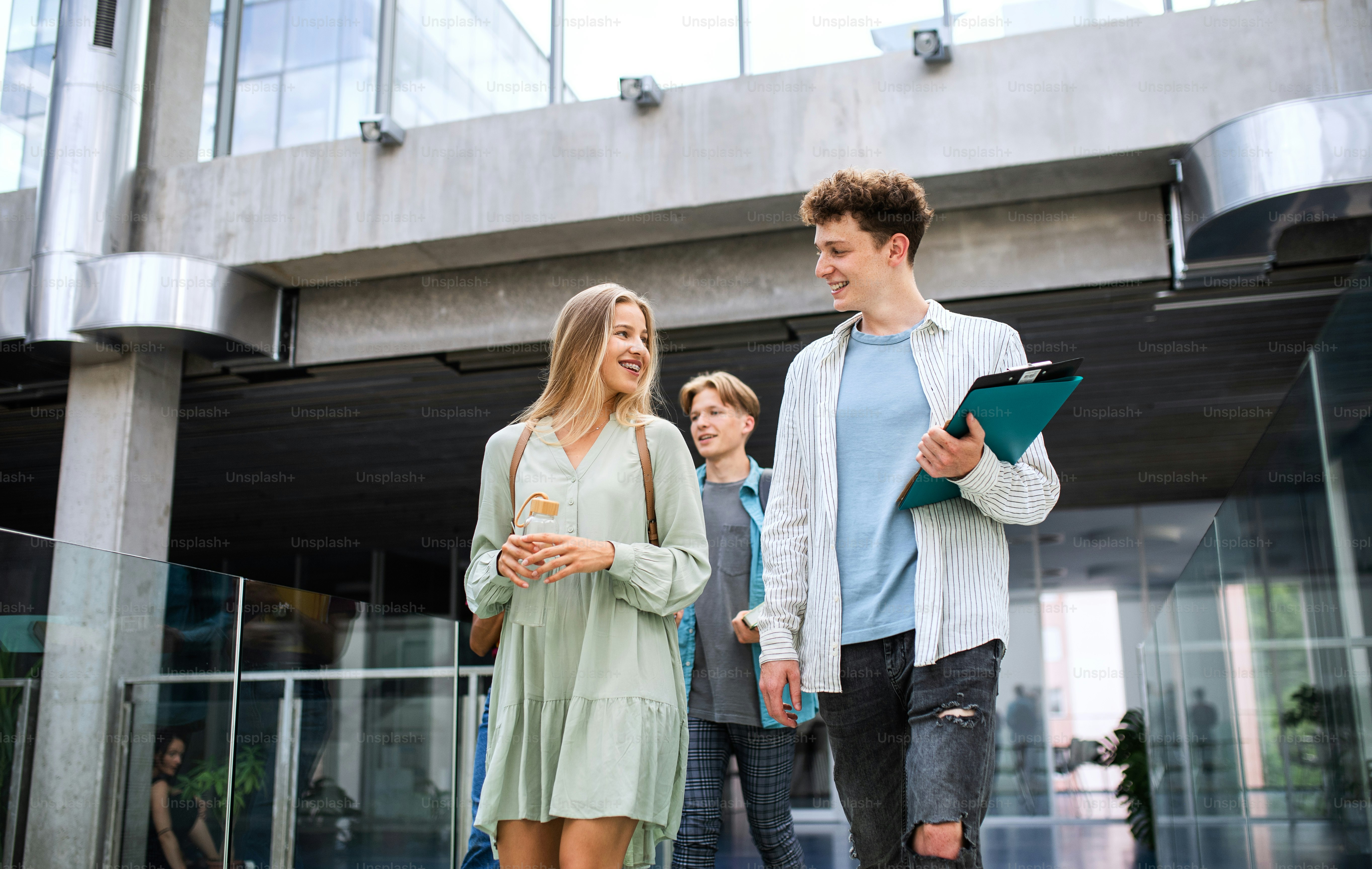 행복한 대학생들이 실내 복도를 걷고 이야기를 나눕니다. 사진 – Unsplash의 교육 이미지, image size:3000x1901