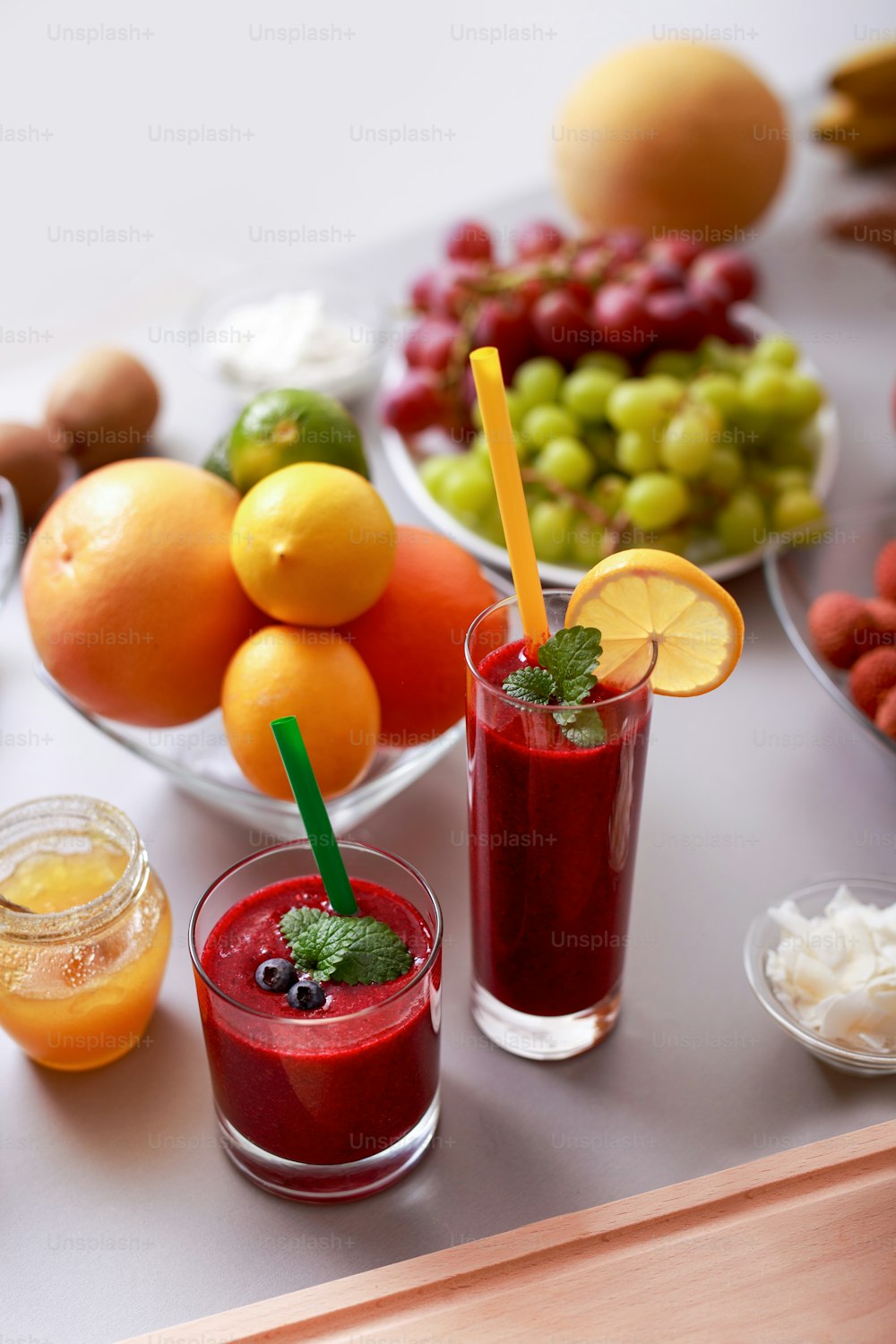 신선한 수제 과일 스무디, 건강하고 육즙이 많은 비타민 음료 다이어트 또는 비건 음식 컨셉