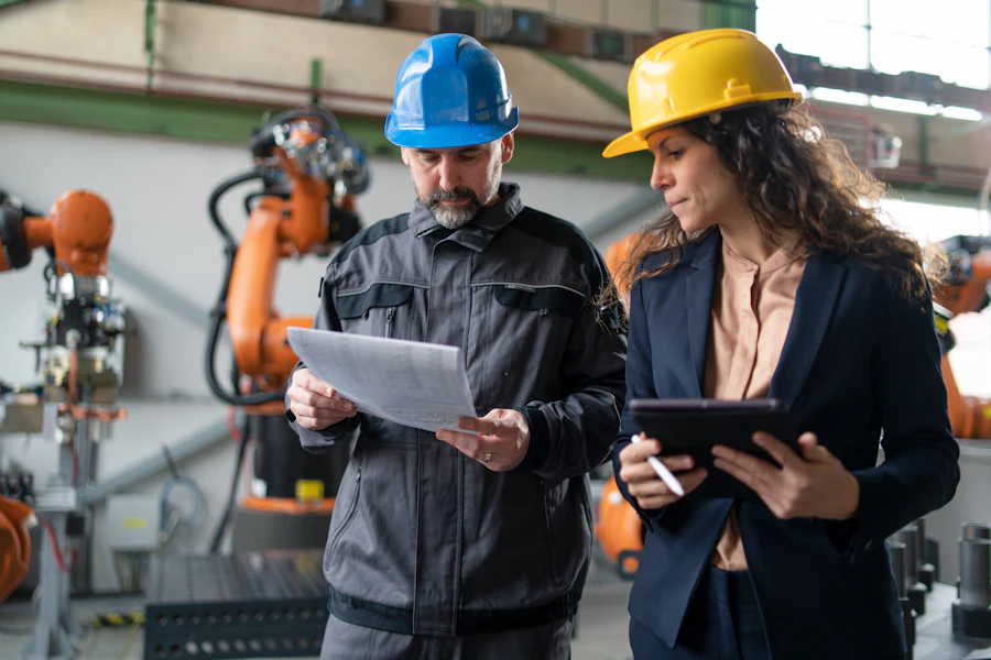 Especialistas revisando un proyecto de automatización industrial