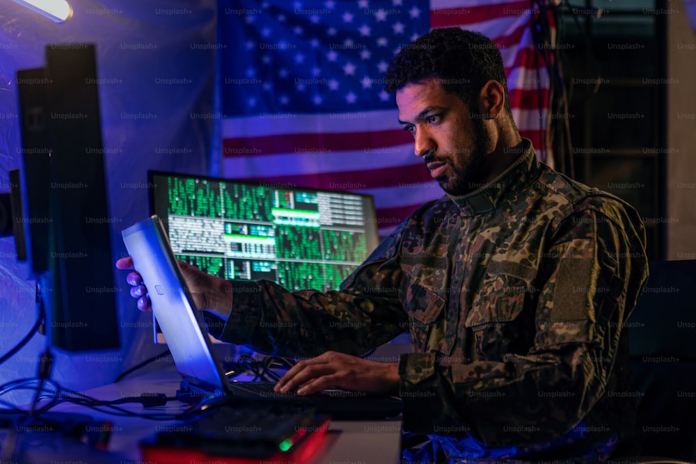Un hacker americano in unifrorm militare sul dark web, concetto di guerra cibernetica.