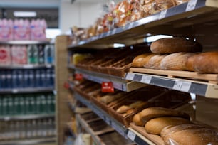 Um foco em prateleiras com pão em um supermercado