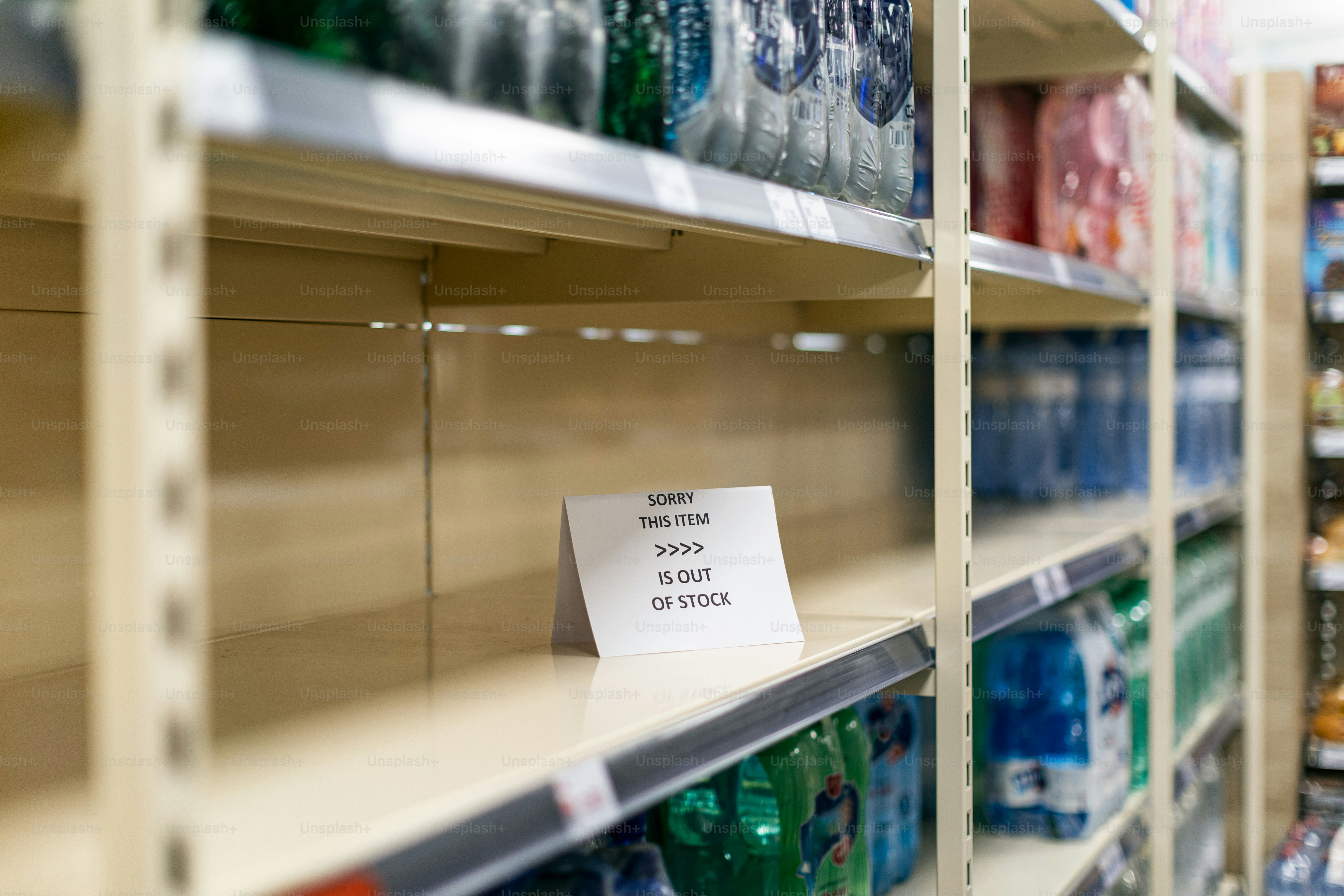 Prateleiras vazias em uma mercearia com produtos esgotados