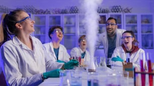 Studenti di scienze che fanno un esperimento chimico nel laboratorio dell'università.