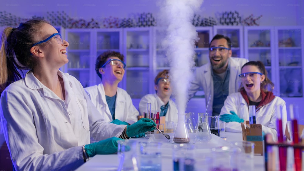 대학 실험실에서 화학 실험을 하는 과학 학생들.