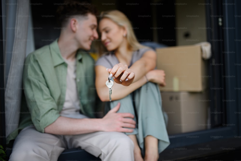 Um jovem casal alegre em seu novo apartamento. Concepção de movimento.