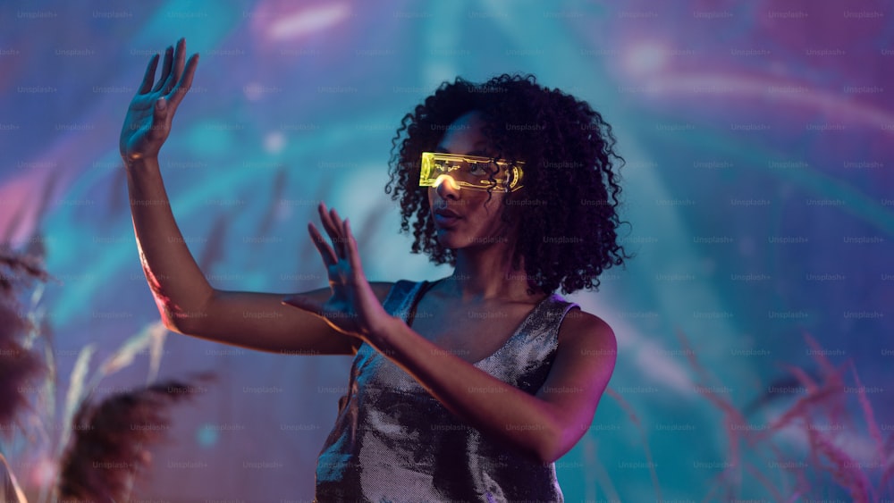 Tecnología del mundo cibernético digital del metaverso, una mujer con gafas de realidad virtual que juegan un juego de realidad aumentada, estilo de vida futurista