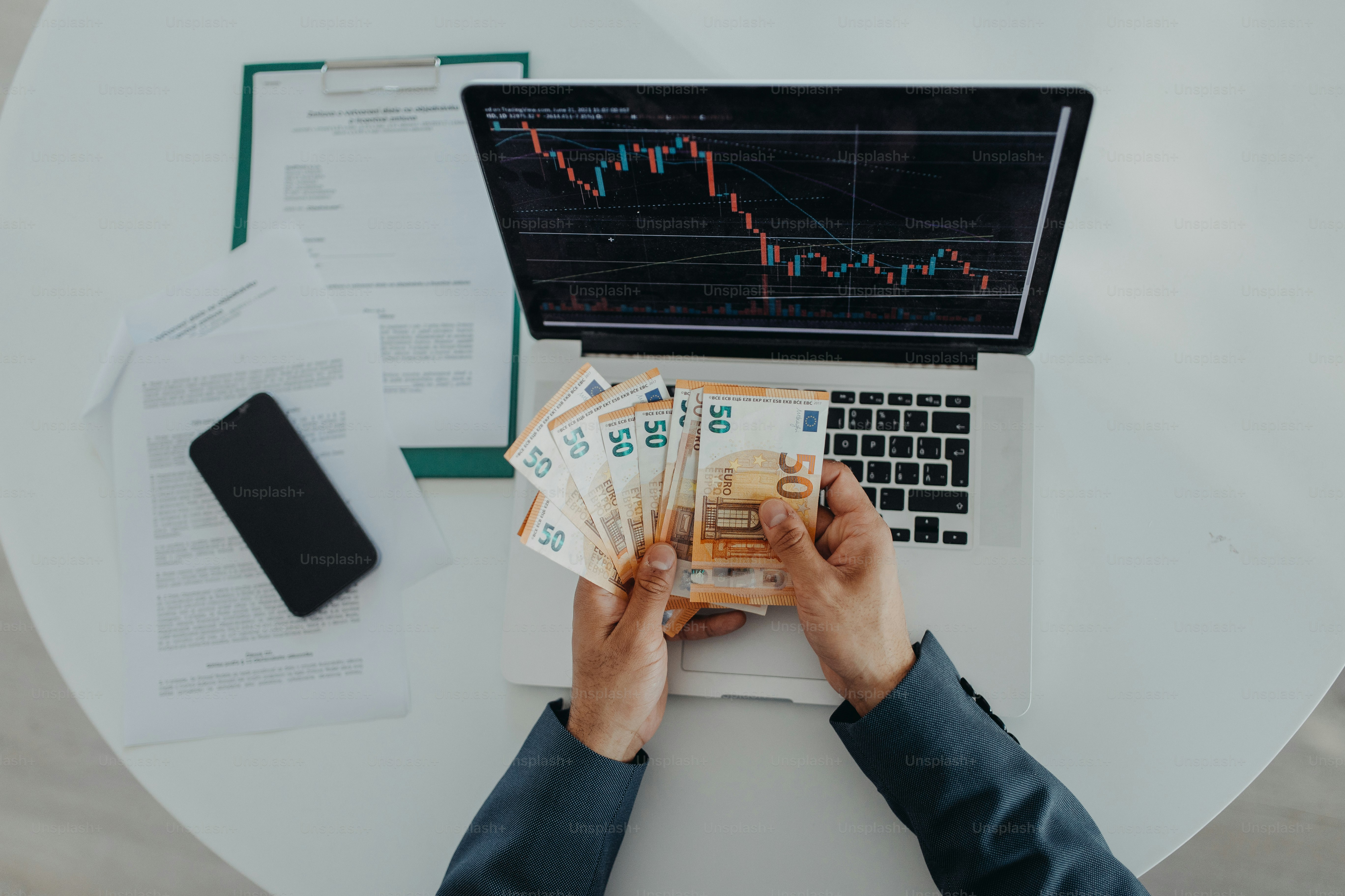 premium_photo-1663100794696-6b7afa02016c?ixid=M3wxMjA3fDB8MXxzZWFyY2h8MTd8fGludmVzdG1lbnQlMjB0aXBzfGVufDB8fHx8MTc1MDU0MDI0OHww\u0026ixlib=rb-4.1.0