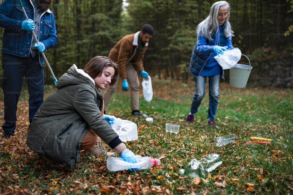 Un gruppo di volontari ripulisce la foresta dai rifiuti, concetto di servizio alla comunità