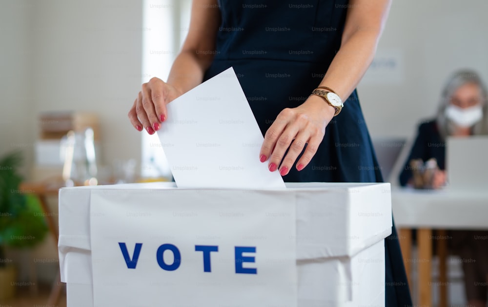 투표함, 미국 선거 및 코로나 바이러스 개념에 투표하는 인식 할 수없는 여성.