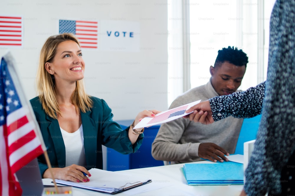 Gruppo di persone che votano nel seggio elettorale, elezioni negli Stati Uniti e coronavirus.