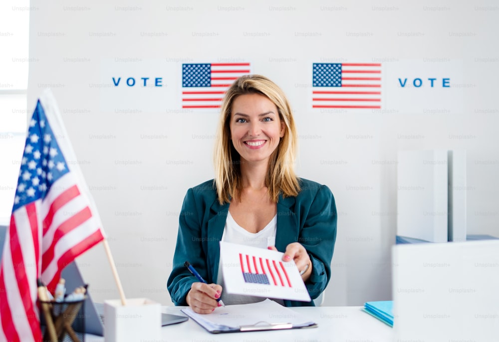 Weibliches Mitglied der Wahlkommission im Wahllokal, USA Wahlen.