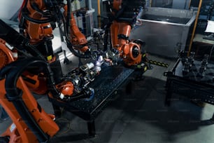 Um braço robótico na fábrica de fabricação industrial. Célula de produção automatizada.