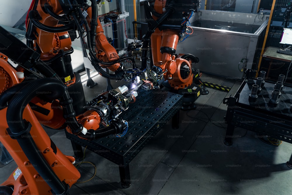 Un brazo robótico en una fábrica de fabricación industrial. Célula de producción automatizada.