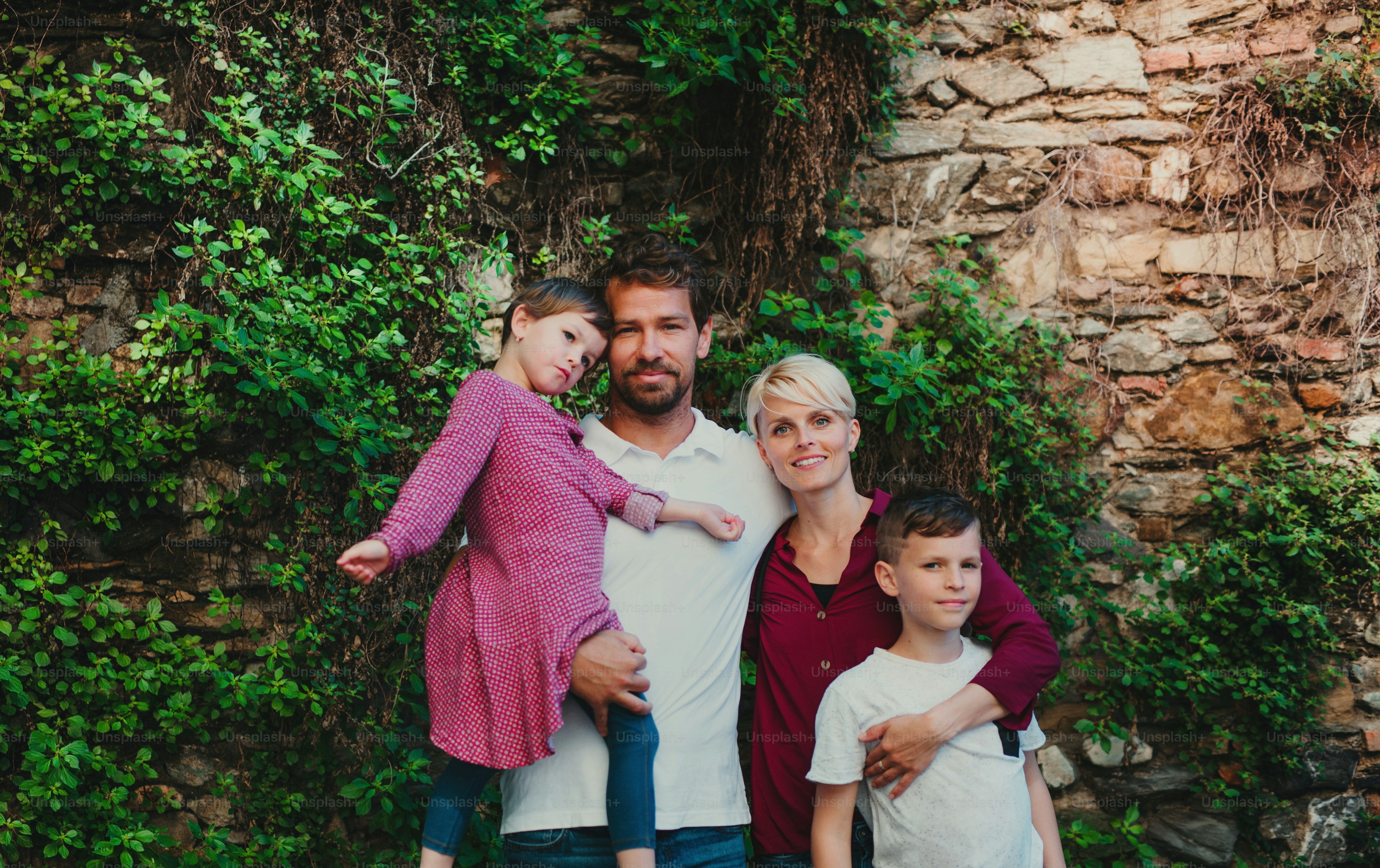 Foto Vista frontal de una familia joven feliz con dos niños pequeños de ...