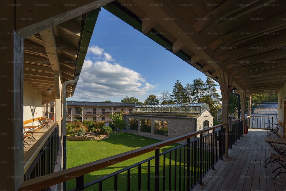 Una vista dalla terrazza dell'hotel moderno con laghetto giardino