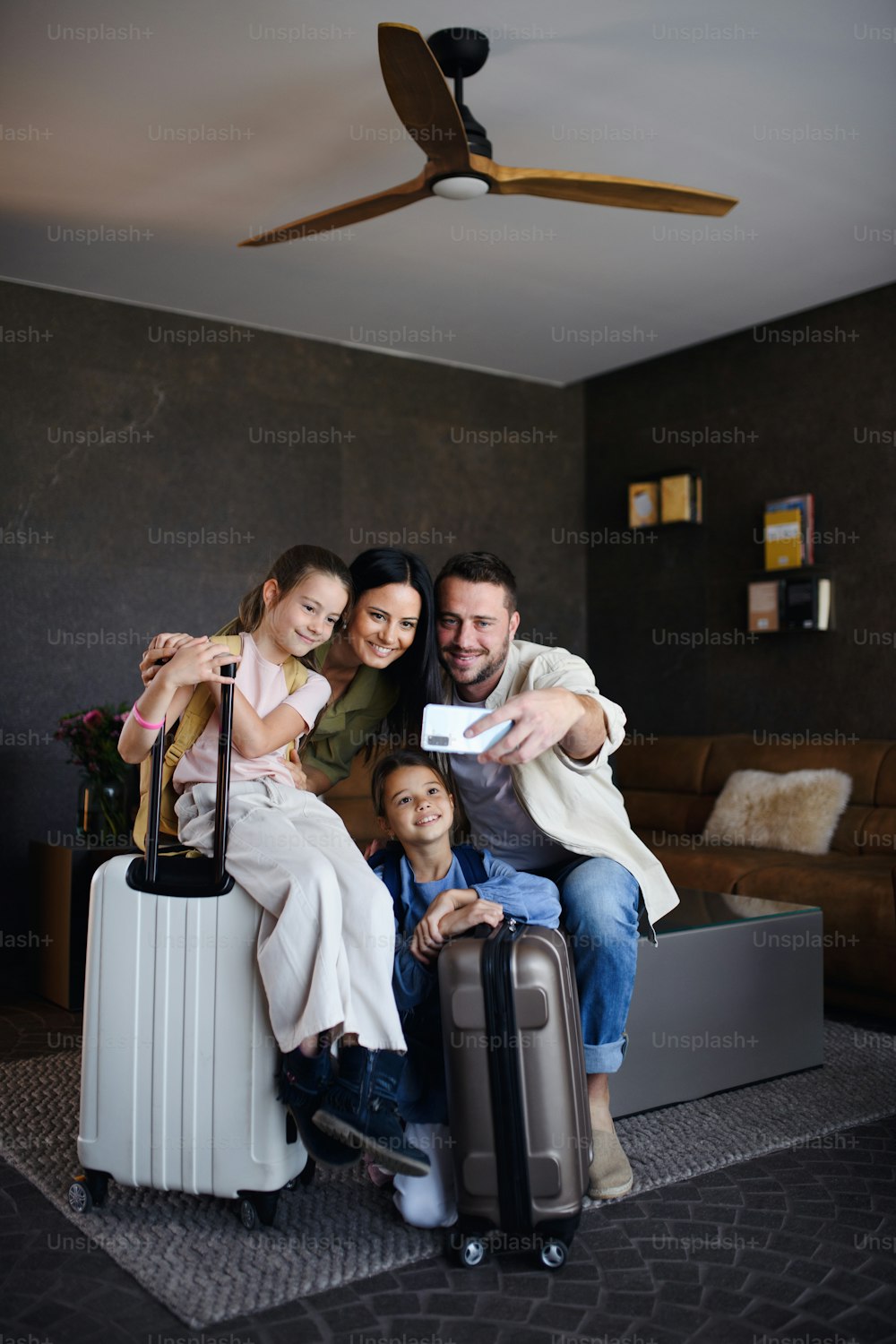 두 아이가 있는 행복한 젊은 가족이 고급 호텔에서 셀카를 찍고 여름 휴가를 보내고 있다.
