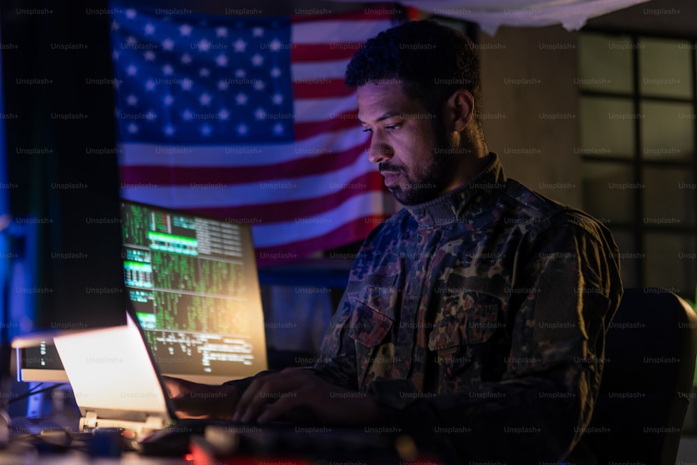 Un hacker américain en unifrorm militaire sur le dark web, concept de cyberguerre.