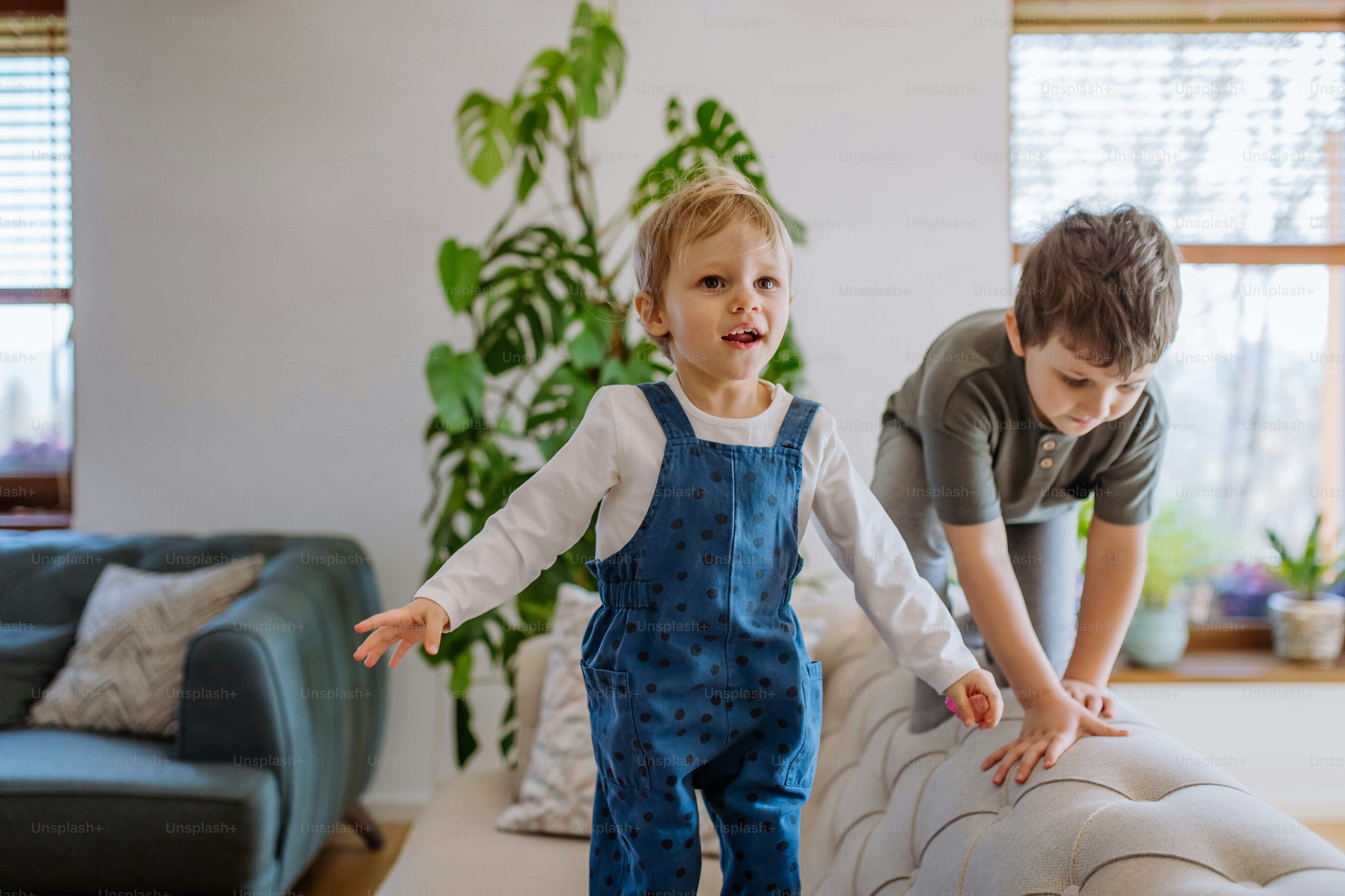 Foto Unos hermanos pequeños jugando juntos en la sala de estar. – Sala ...