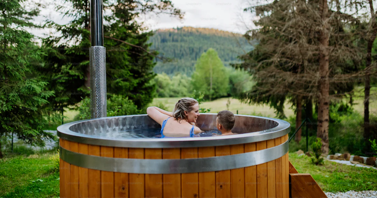 Foto zum Thema Mutter mit ihrem kleinen Sohn genießt das Baden im ...