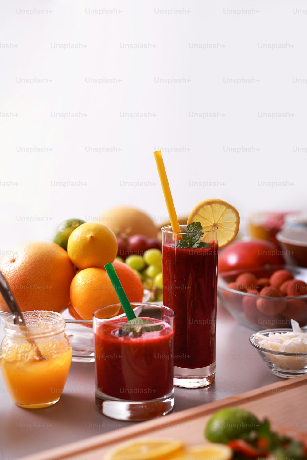 Um smoothie de frutas caseiras frescas, dieta saudável e suculenta de bebidas vitamínicas ou conceito de comida vegana
