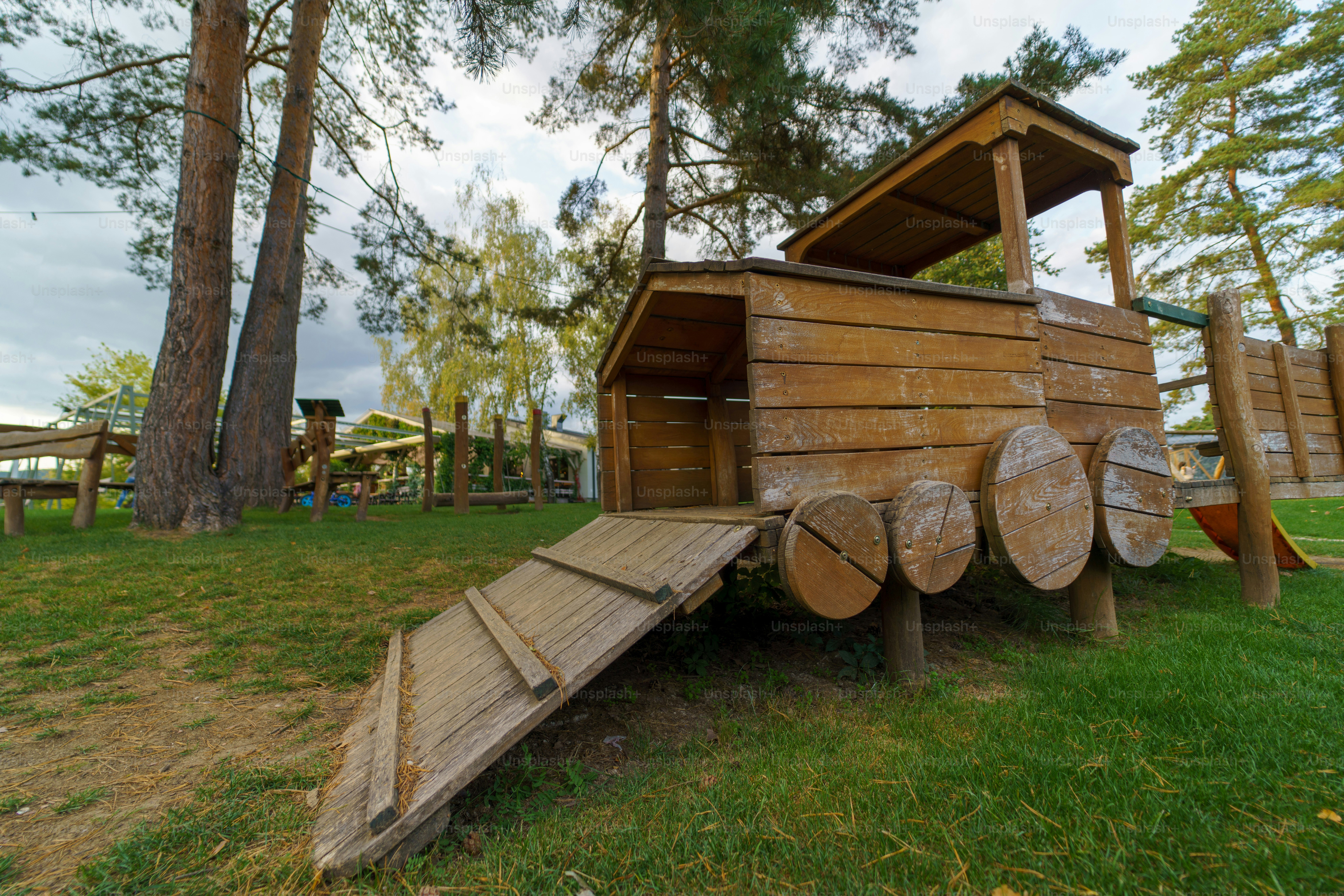 Ein leerer Holzspielplatz im Restaurantbereich.