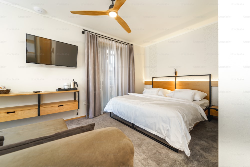 Un interno di moderna suite da letto in hotel di lusso